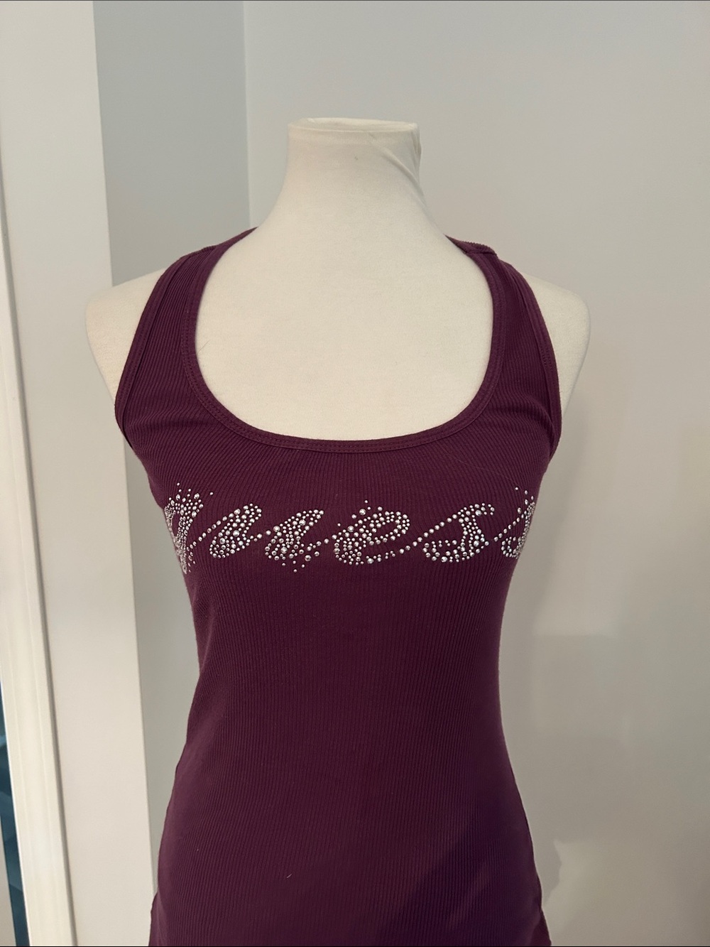 💗😻 Cutest y2k GUESS Plum Rhinestone Logo Ribbed Tank - Picture 2 of 6